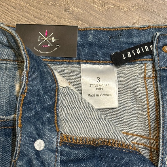 Fashion nova shorts - Picture 3 of 4